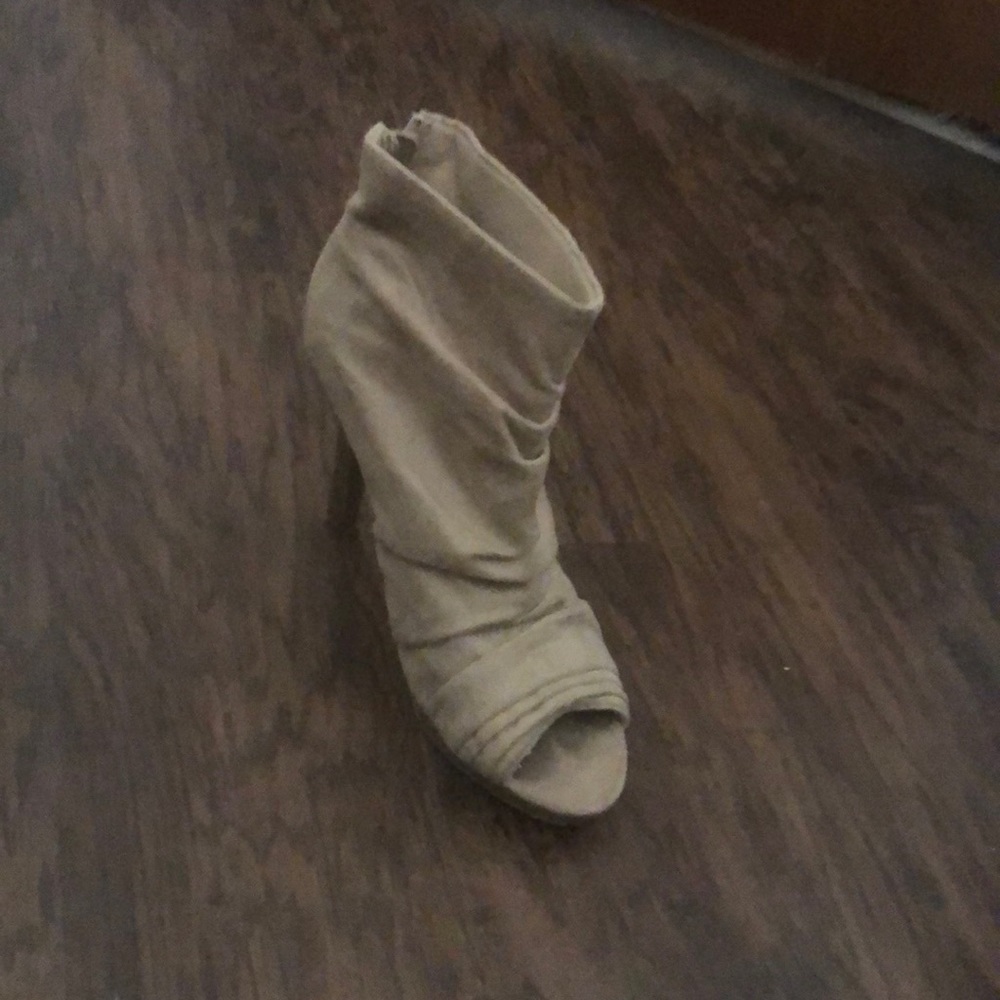 Tan pumps - Picture 3 of 3